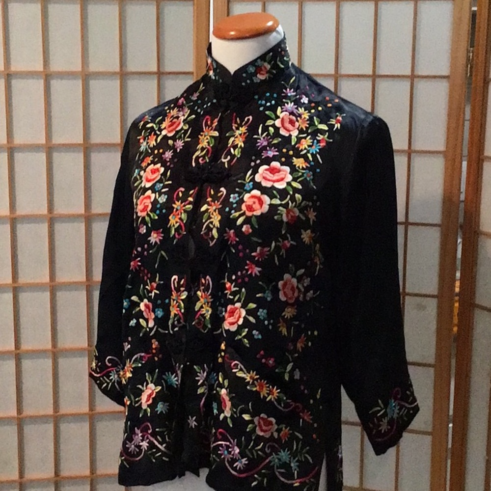 100 % SILK MAO Blouse black M Size bought in Hong Kong , excellent condition.